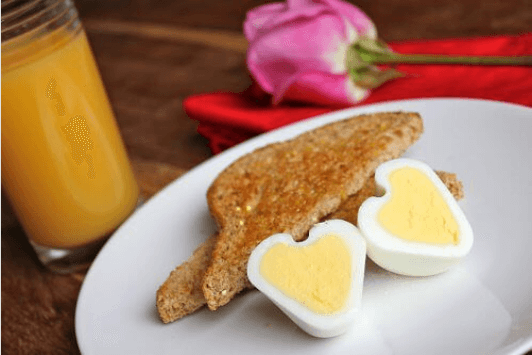 Πώς να φτιάξετε αβγά σε σχήμα καρδιάς;