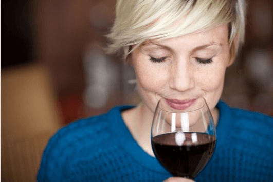γυναίκα πίνει κρασί
