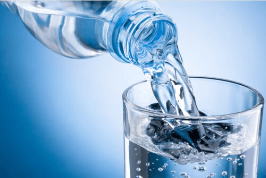Φροντίστε το στομάχι σας - Νερό σε ποτήρι