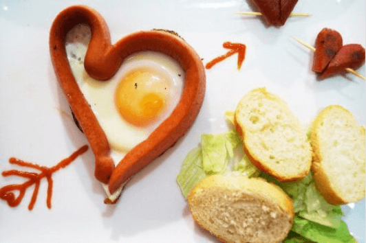 αβγά σε σχήμα καρδιάς με λουκάνικα