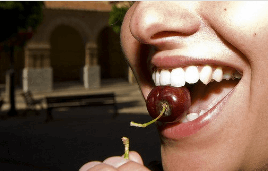 τρίξιμο των δοντιών και φρούτα