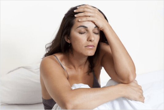 10 προειδοποιητικά σημάδια του καρκίνου του μαστού - Γυναίκα δείχνει κουρασμένη