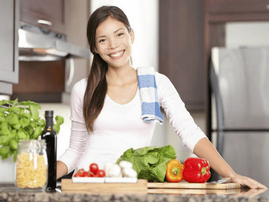 γυναικα στην κουζινα για να θεραπευσετε τα εντερικά παράσιτα