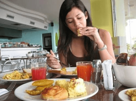 Φροντίστε το στομάχι σας - Γυναίκα τρώει επεξεργασμένο φαγητό