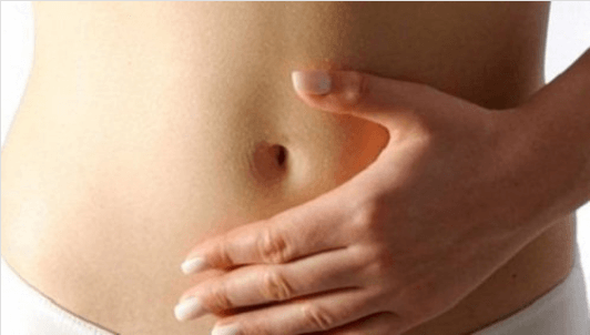 Φροντίστε το στομάχι σας - Γυναίκα ακουμπά το στομάχι στης