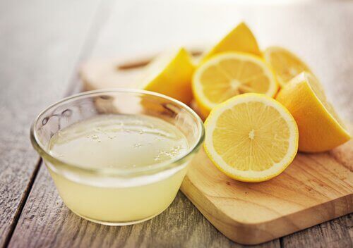 νερό με λεμόνι - χυμός λεμονιού