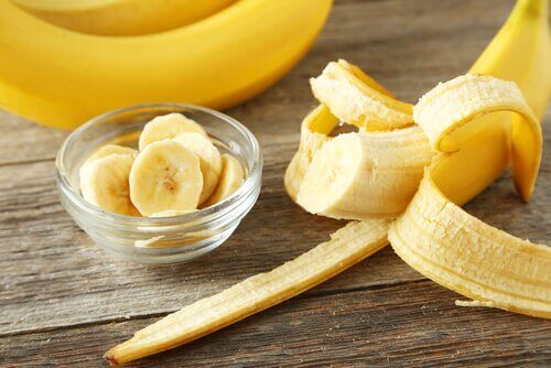 Φρούτα για τον καθαρισμό του παχέος εντέρου - Μπανάνα κομμένη