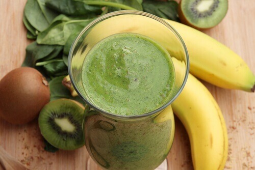Smoothie με μπανάνα - Ποτήρι με smoothie με μπανάνα, σπανάκι και ακτινίδιο
