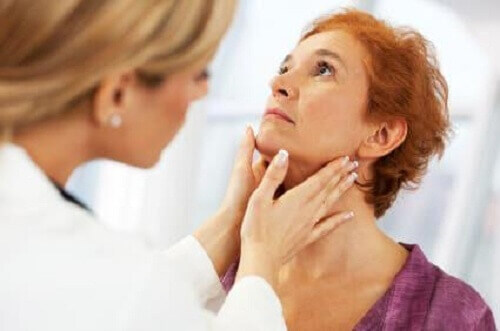 Νόσος του θυρεοειδούς - Γιατρός εξετάζει ασθενή