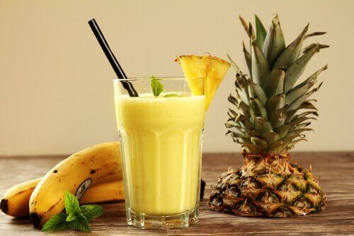 Smoothies και χυμοί - Χυμός από ανανά και μπανάνα