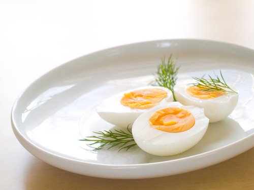 Αβγά βραστά σε πιάτο