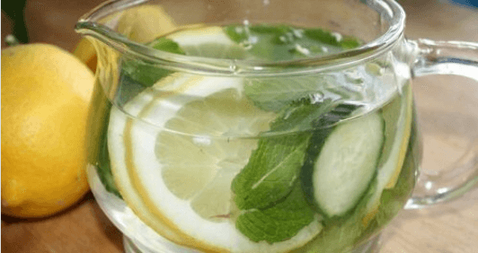 Συνταγή αποτοξίνωσης - Νερό με λεμόνι και αγγούρι σε κανάτα