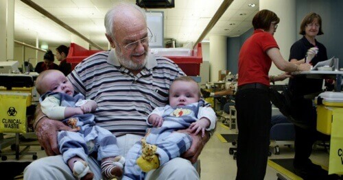 Ένας άντρας σώζει εκατομμύρια μωρά με το αίμα του