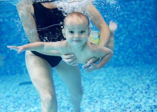 μωρό κολύμβηση προφυλάξτε τα παιδιά από πνιγμό προσοχή
