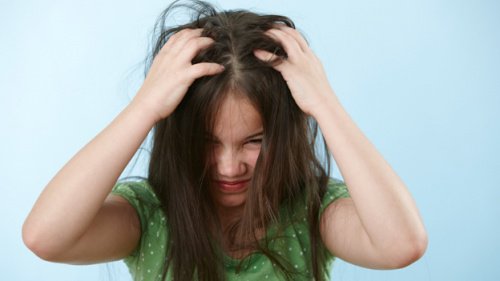 Παιδικά μαλλιά - Παιδί που ξύνει το κεφάλι του