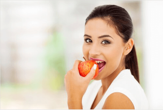 φρούτα μετά το βραδινό - γυναικα τρωει μηλο