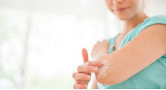 Μαγειρική σόδα στο δέρμα - Γυναίκα εφαρμόζει κρέμα στον αγκώνα