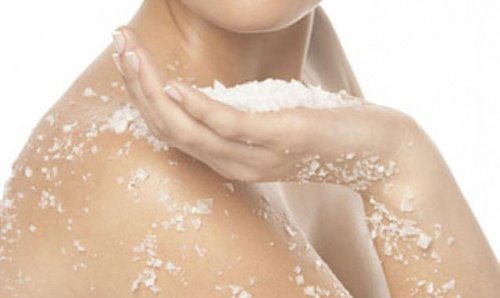 Χαλάρωση του δέρματος - Γυναίκα κρατά θαλασσινό αλάτι