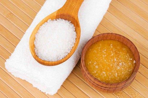 Πώς να εξαφανίσετε τα σπυράκια - Απολεπιστικό από αλάτι και μέλι