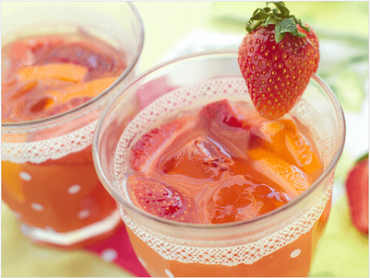 Αρωματικά νερά - Νερό με φράουλα σε ποτήρι