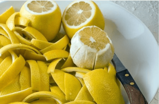 Οφέλη φλούδας λεμονιού - Φλούδες λεμονιού και ξεφλουδισμένα λεμόνια