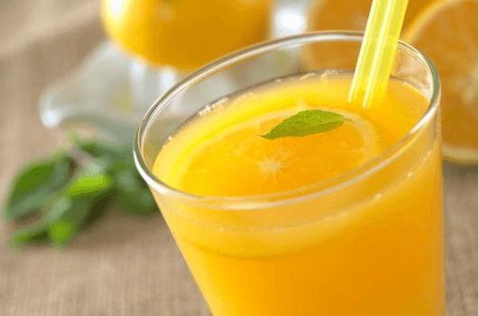 Αρωματικά νερά - Νερό με πορτοκάλι σε ποτήρι