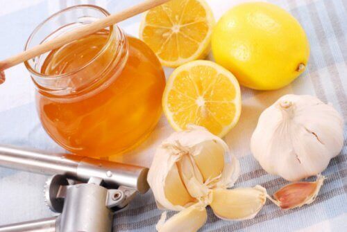 Φυσικό αντιβιοτικό με σκόρδο, λεμόνι και μέλι…. | iTrofi