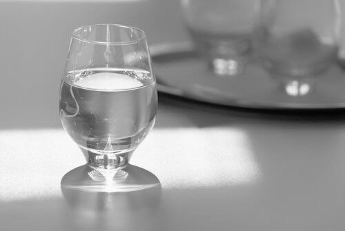 Είναι καλό να πίνουμε νερό όταν τρώμε;