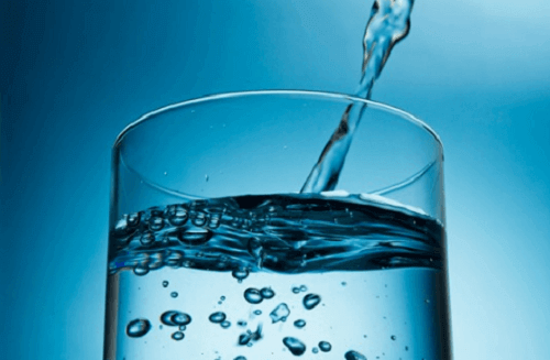 Επιτρέπεται να πίνουμε νερό όταν τρώμε;