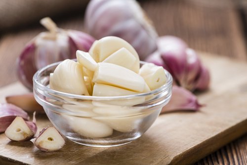 Οι ωφέλειες της κατανάλωσης ωμού σκόρδου με άδειο στομάχι