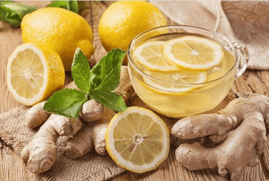 Αποτοξίνωση του ήπατος - Φλιτζάνι με χυμό λεμονιού, φέτες λεμονιού και τζίντζερ