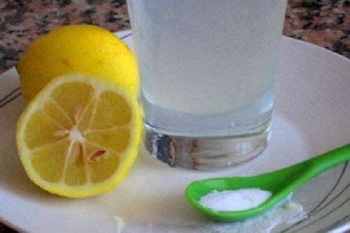 Πρησμένες αμυγδαλές - Ποτήρι με νερό, λεμόνι και μαγειρική σόδα