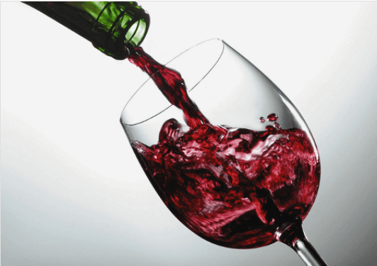 Χρήσεις του λεμονιού - Κόκκινο κρασί σε ποτήρι
