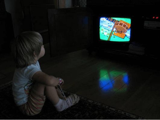 παιδι μπροστά στην τηλεόραση