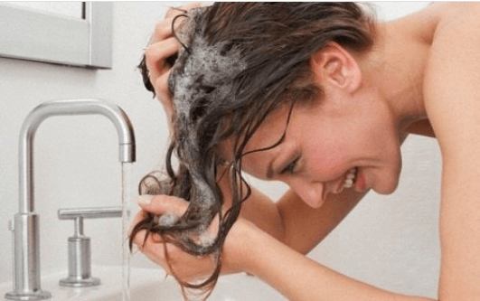 Πόσο συχνά πρέπει να λούζετε τα μαλλιά σας;