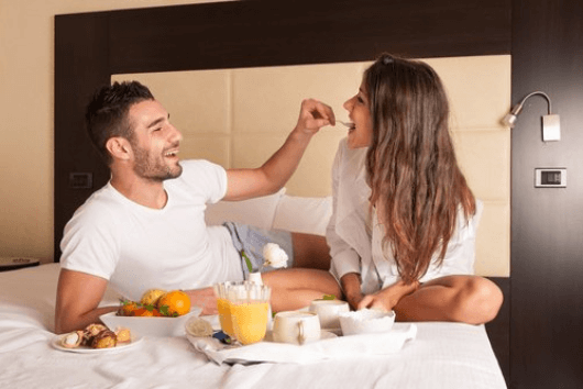 10 πράγματα που τα υγιή ζευγάρια κάνουν μαζί - φαγητό στο κρεβάτι