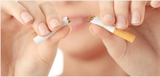 Αναζωογονήστε το δέρμα σας - Γυναίκα κόβει τσιγάρο στα δύο
