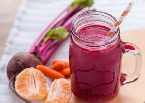 Παντζάρι και καρότο - Smoothie σε ποτήρι και διάφορα φρούτα