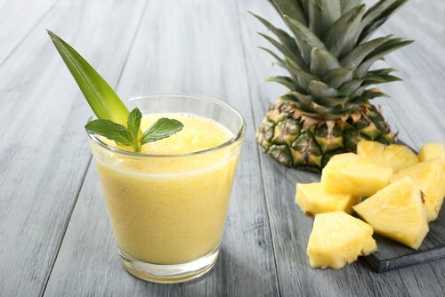Διατροφικά οφέλη του ανανά - Χυμός ανανά και κομμάτια ανανά