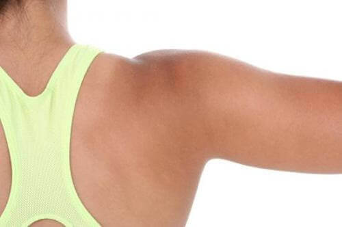 7 ασκήσεις για να δυναμώσουν οι ώμοι σας