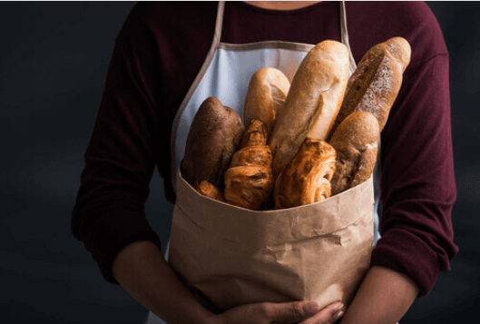 Ευαισθησία στη γλουτένη - Άνδρας κρατά φρατζόλες ψωμί