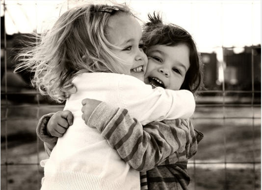 Πρέπει να αγκαλιάζεστε - Παιδιά αγκαλιάζονται