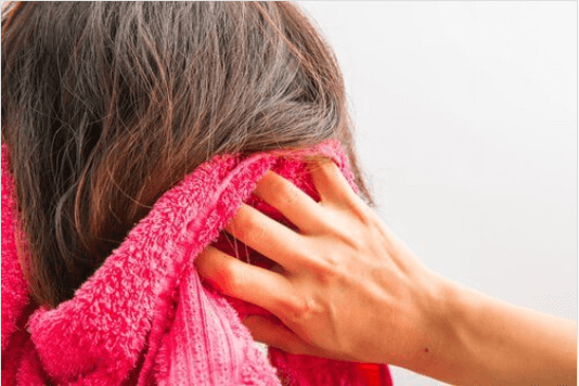 Πώς να καταπολεμήσετε την τριχόπτωση - Άτομο σκουπίζει τα μαλλιά του