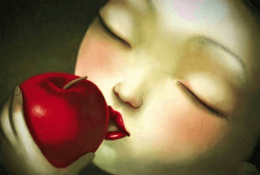 Η αγάπη χαρίζεται - Γυναίκα τρώει μήλο