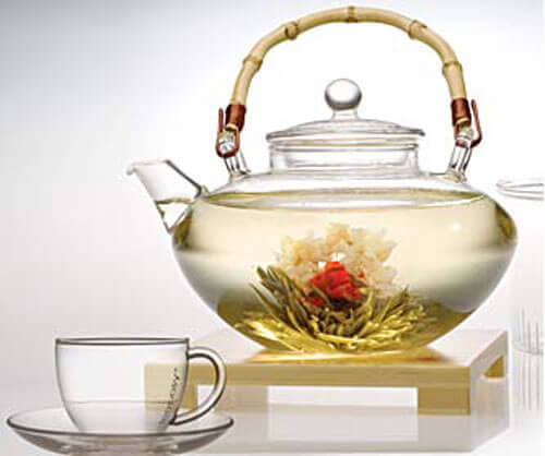 Πώς να αποτοξινώσετε το μυαλό και το σώμα - Τσαγιέρα με λευκό τσάι και φλιτζάνι
