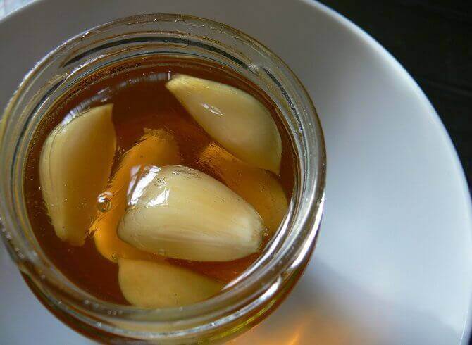 Οι ωφέλειες 7 ημερών με μέλι και σκόρδο με άδειο στομάχι