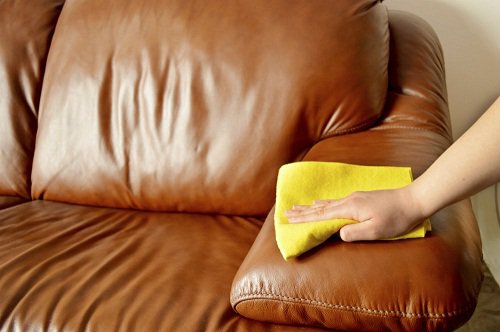 σπιτικό καθαριστικό προϊόν για τον δερμάτινο καναπέ