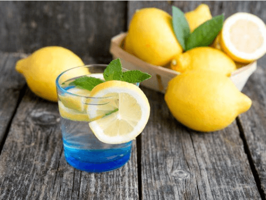 Λεμόνια και νερό με λεμόνι σε ποτήρι