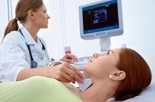Προβλήματα με τον θυρεοειδή - Γιατρός εξετάζει ασθενή