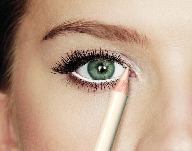 Εκφραστική εμφάνιση - Γυναίκα εφαρμόζει λευκό μολύβι στα μάτια